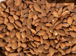 Mangiare mandorle quotidianamente: impatti su colesterolo e glicemia da non sottovalutare